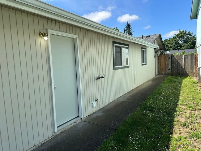 Building Photo - Updated 2 bed 1 bath dulpex in Springfield!