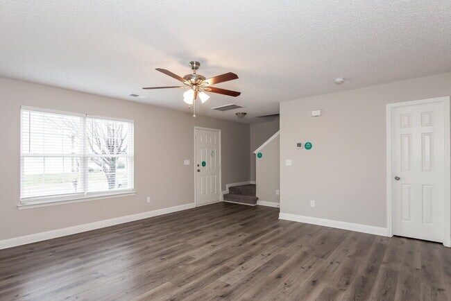 Building Photo - 916 Clover Gap Dr