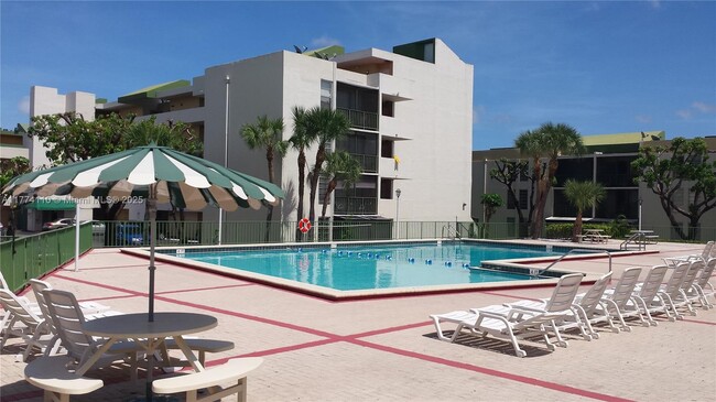 Building Photo - 8810 Fontainebleau Blvd