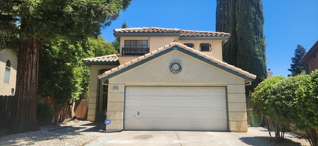 Building Photo - Wonderful 3 Bedroom 2.5 Bathroom Home in E...