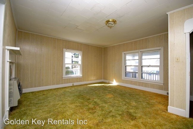 Building Photo - 3 br, 1.5 bath House - 603 S. Chestnut St.
