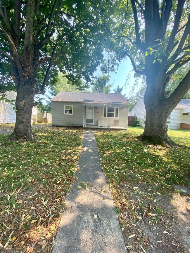 Building Photo - Charming 2 Bedroom House