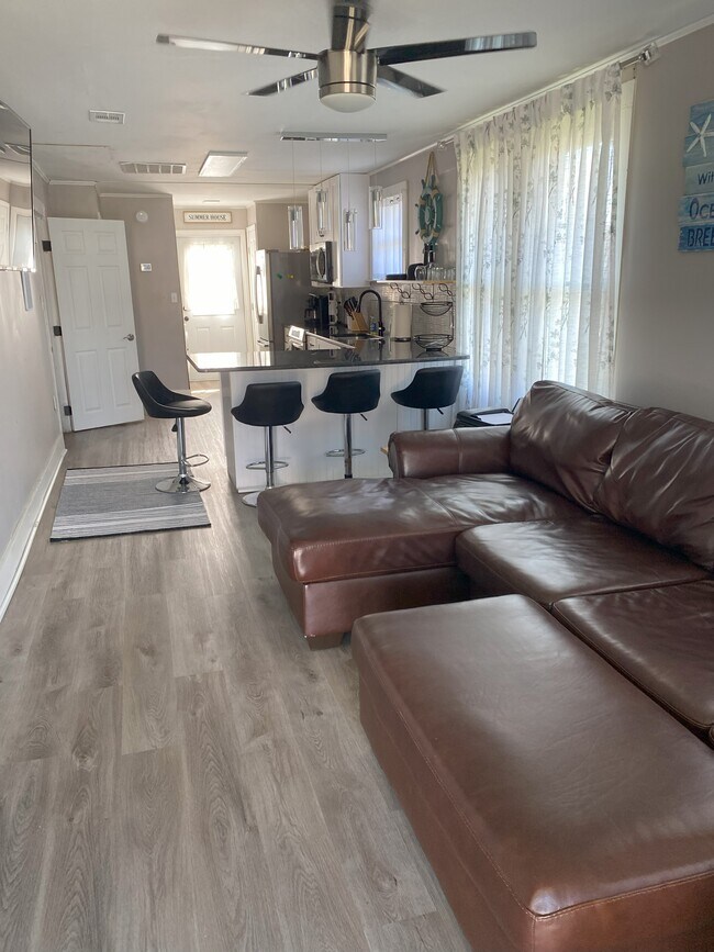 Building Photo - 601 E Bobe St