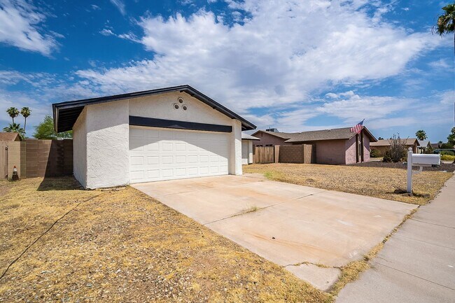 Foto del edificio - Updated home with large backyard & 2 car g...