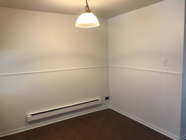Building Photo - 1635 Maple Ln