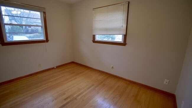 Building Photo - 3 Bed / 1 Bath Duplex Available Now