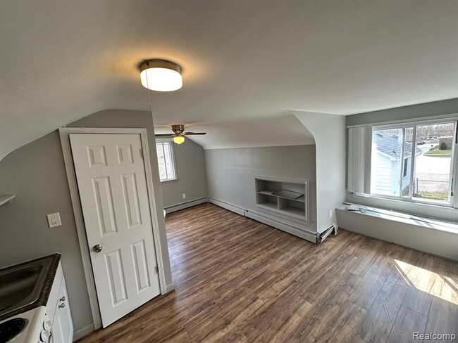 Building Photo - 31136 W 10 Mile Rd