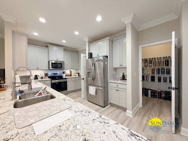 Foto del edificio - Stunning Shalimar 4 Bedroom / 3 Full Bathroom Home with Solar Energy Efficiency!
