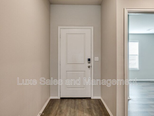 Foto del edificio - 3110 Debbie Ln