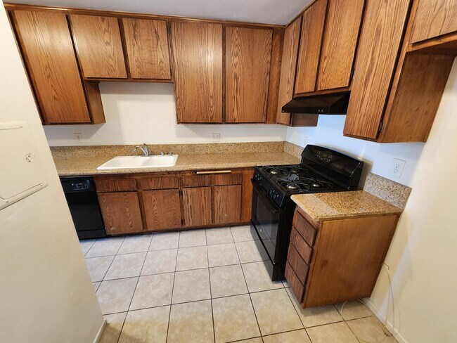Building Photo - 9362 Shadowood Dr