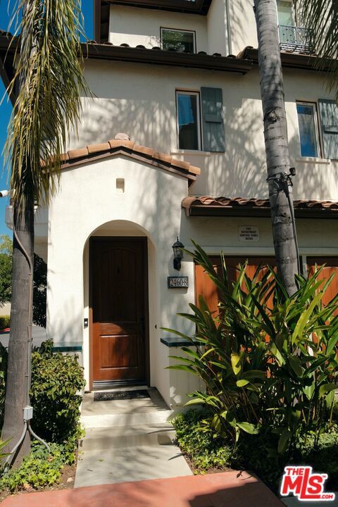 Building Photo - 2460 E Villa St