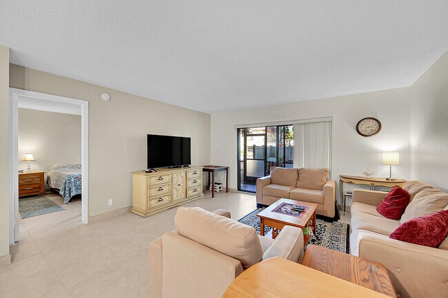 Foto del edificio - 138 S Cypress Rd