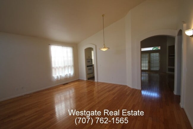 Building Photo - Beautiful single level 3/2 home located in...