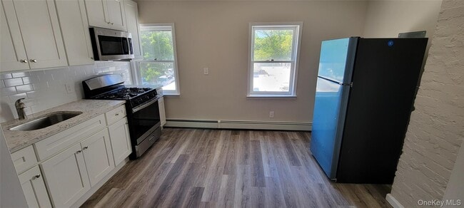 Building Photo - 463-465 Main St