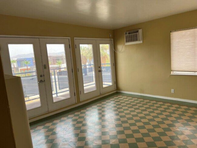 Foto del edificio - 2583 N Palm Canyon Dr