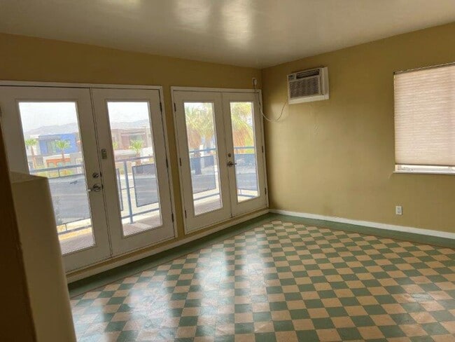 Building Photo - 2583 N Palm Canyon Dr