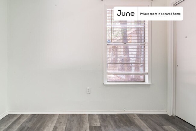 Building Photo - Private bedroom in 4 bed/1 bath Home