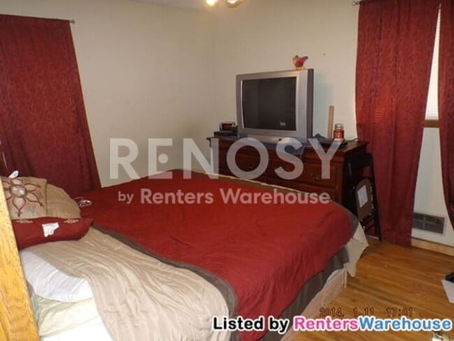 Building Photo - Available July 1st - 2 bed 2 bath, Single Family Home in Richfield!