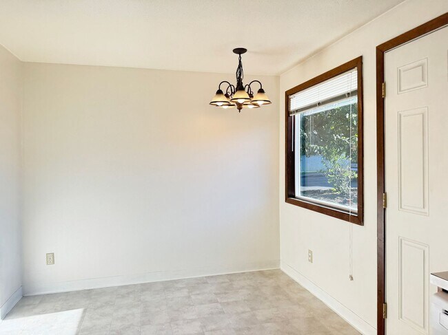 Building Photo - 019 - COLLEGE ST TRIPLEX