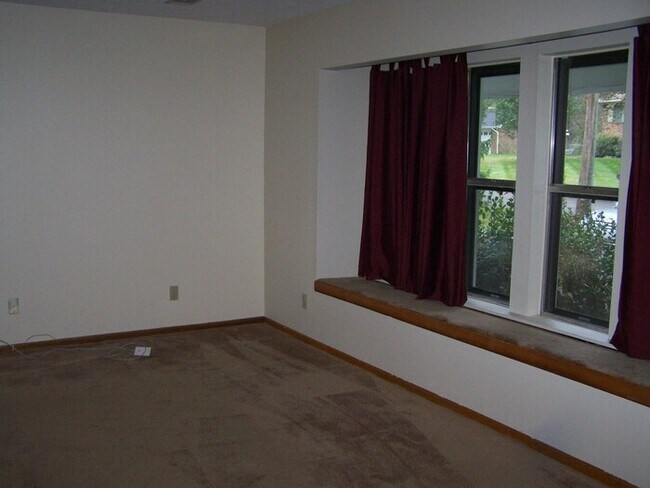 Building Photo - 3 bed, 2 bath ranch style home with large flat yard in Powell