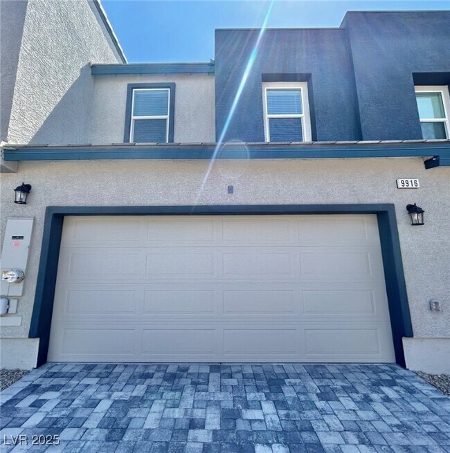 Foto del edificio - 9916 Bumblebee Hls St