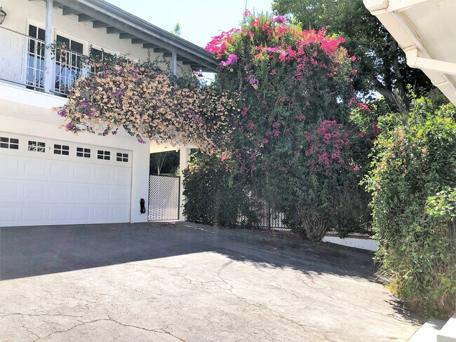 Foto del edificio - 14690 Valley Vista Blvd
