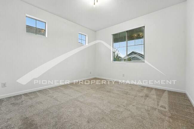Building Photo - Spacious Home with Washer/Dryer and Centra...