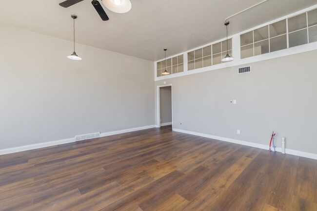 Building Photo - 1209 N Main St