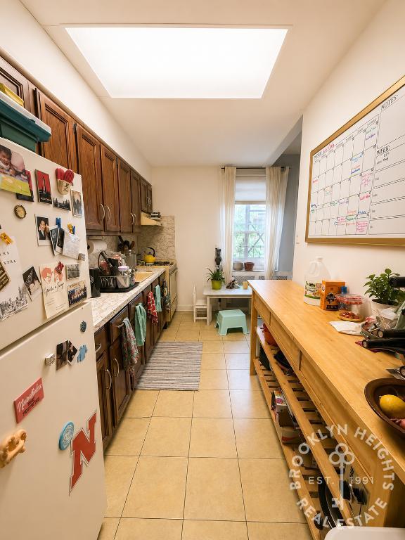 Foto del edificio - Floor-Through 1BR + Den – Top Floor Brownstone – Sun-Filled – Prime Location