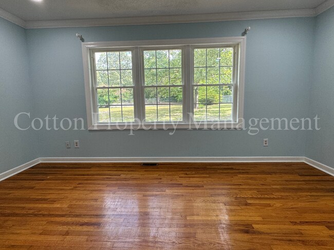 Building Photo - Large "5BR"/2.5BA Split Level home on spac...