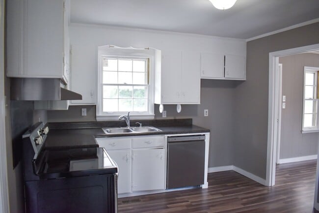 Building Photo - Renovated 3 Bed 1.5 Bath with Carport in L...