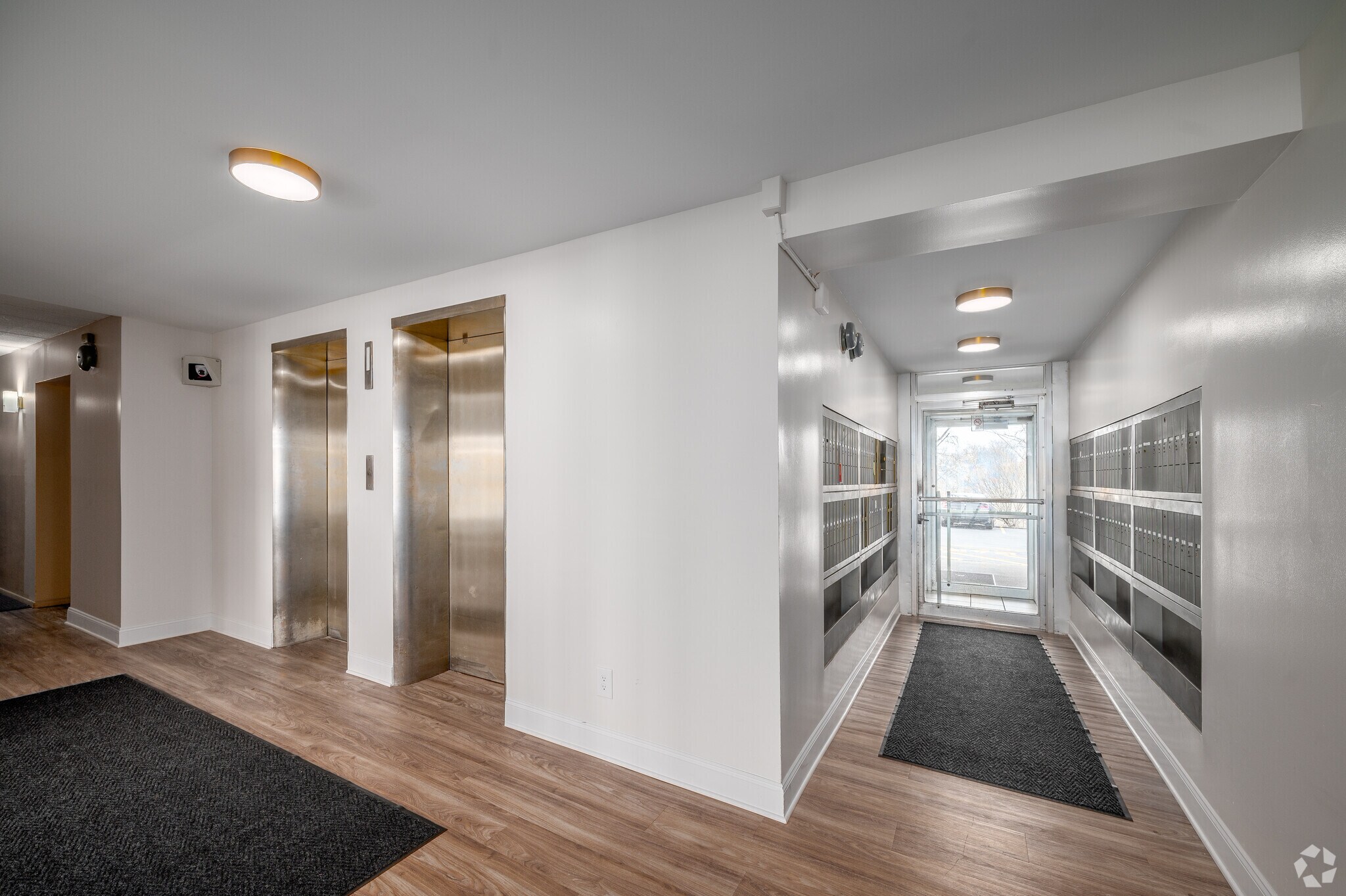 Commodore Club Apts – photo 2