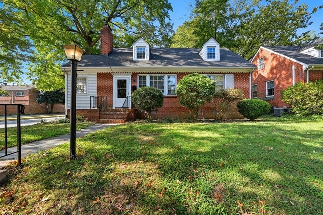 Cute 2 Bedrooms in the City's West End - Cute 2 Bedrooms in the City's West End House