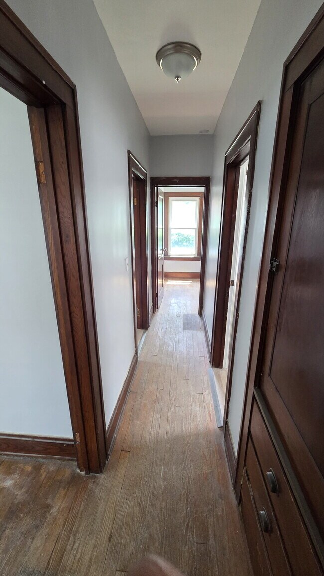 Foto del edificio - "2-Bedroom Duplex -avail now"