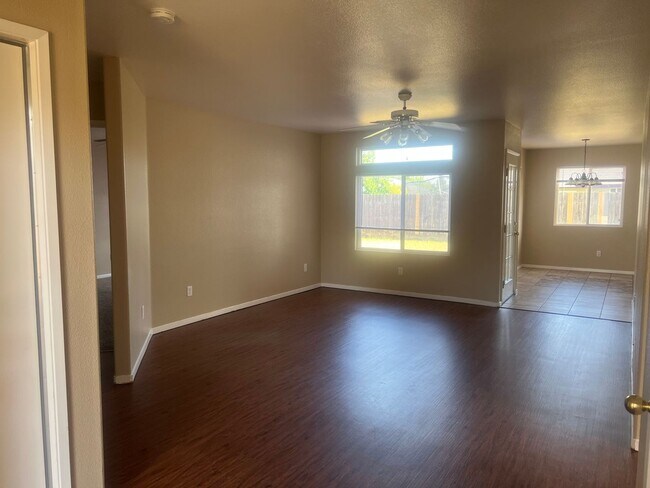 Foto del edificio - 2152 W. MARTINHO 4 BEDROOM 2 BATHROOM HOME...