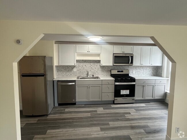 Kitchen - Updated - Eat In - 697-1 Islington St