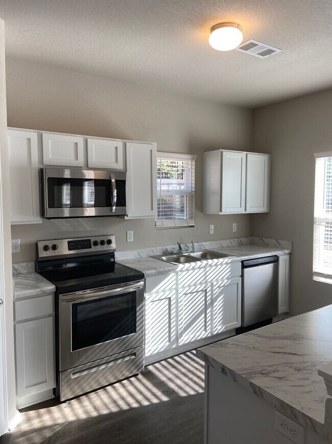 Foto del edificio - *Pre-leasing* Three Bedroom, Two and half ...