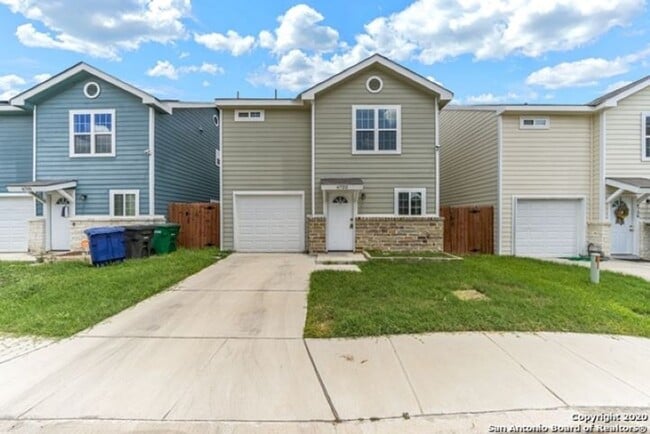 Building Photo - 3 Bedroom/2.5 Bath Utopia Heights Subdivison