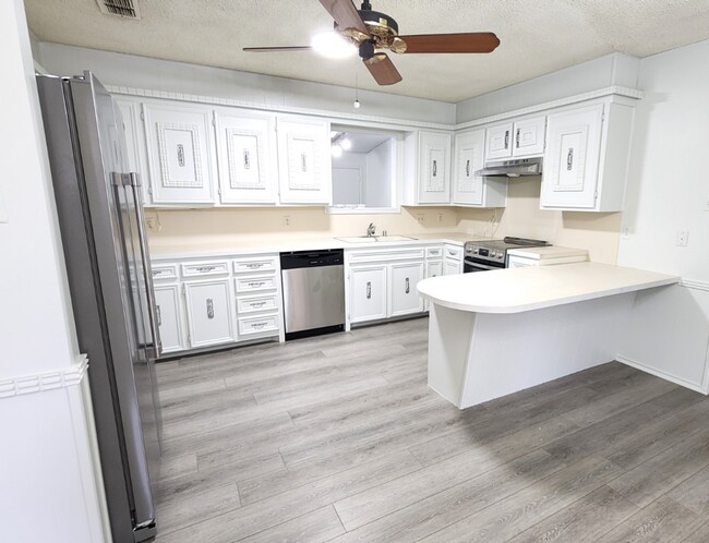 Foto del edificio - Freshly updated 3/2/2 close to shopping an...