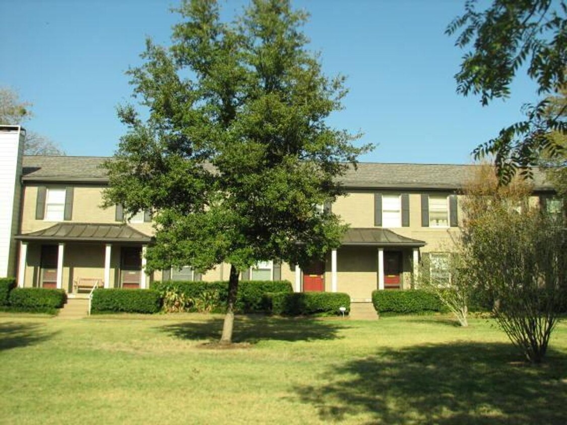 Foto principal - Two-Bedroom, 1-Bath Condo in Bordeaux Village