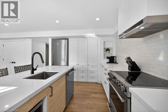 Photo du bâtiment - 1326 Butter Rd W