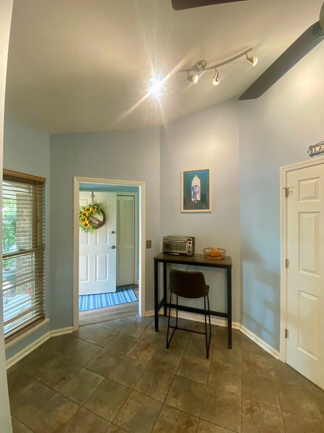Building Photo - 13 Chesterfield Dr