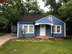 Building Photo - 710 W Lake Dr