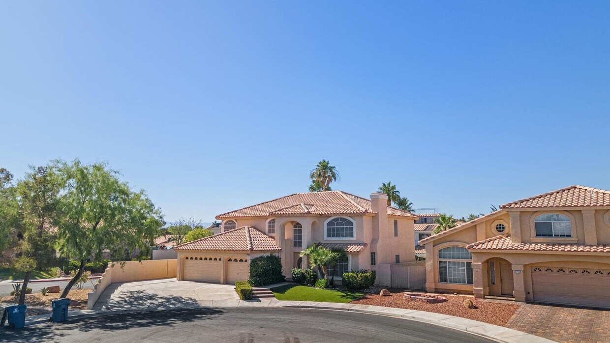 Primary Photo - Beautiful 5 Bedroom, 3 bath, 3 car garage ...