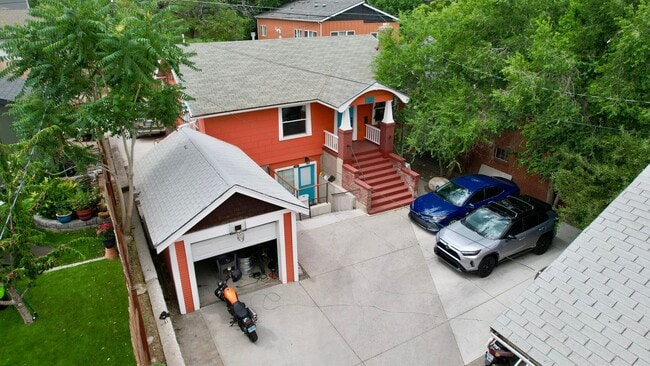 Building Photo - Industrial, Sleek, Downstairs 2 BD in MidT...