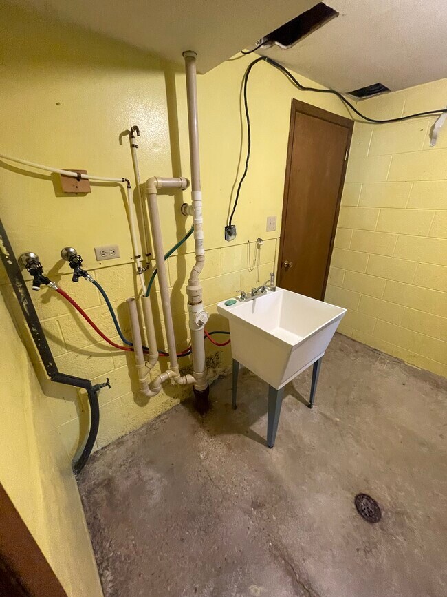 Laundry area - 615 Harrison St