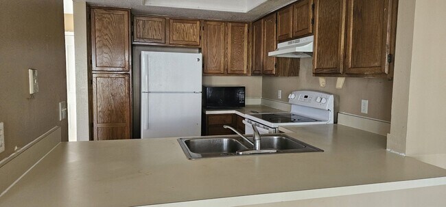 Building Photo - SUMMERFIELD TWNH