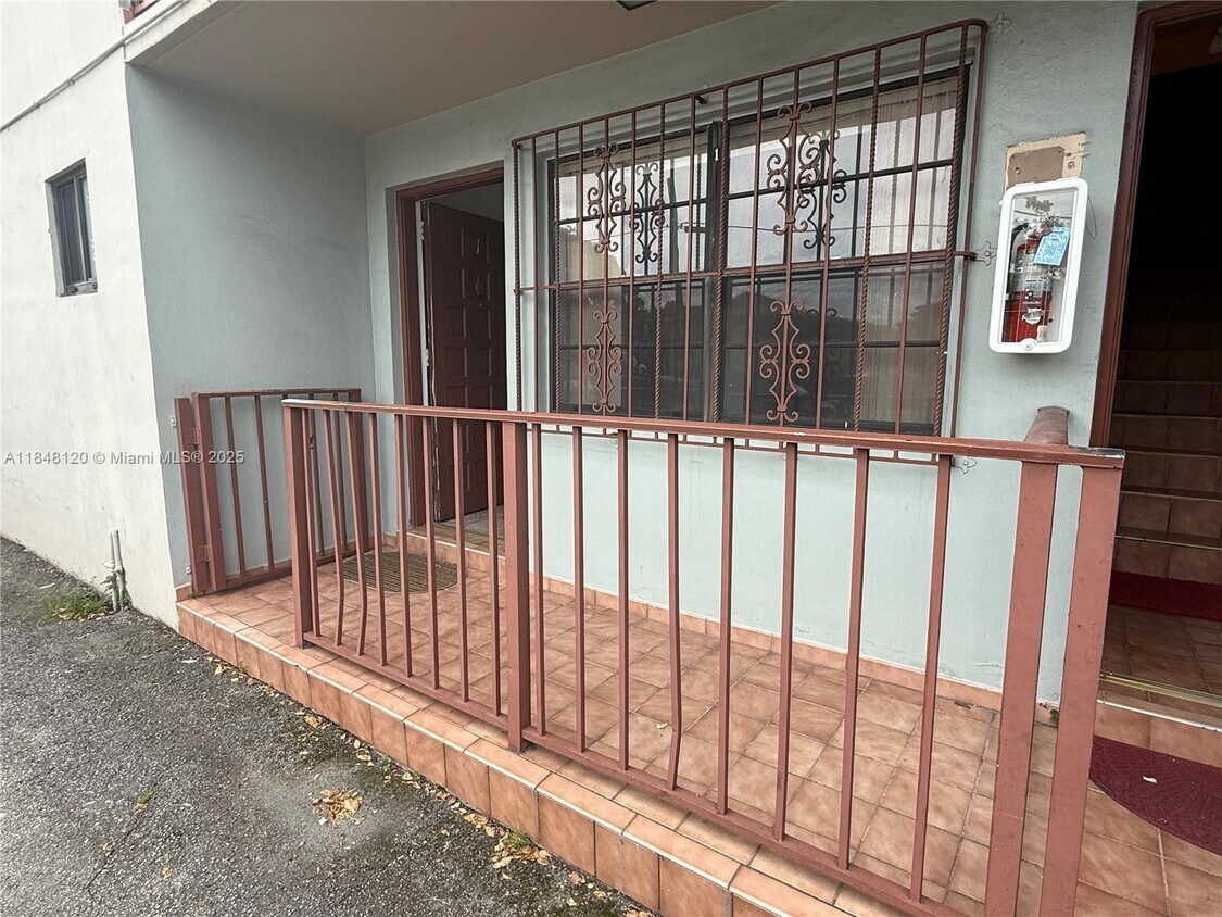 Foto principal - 1720 W 42nd St