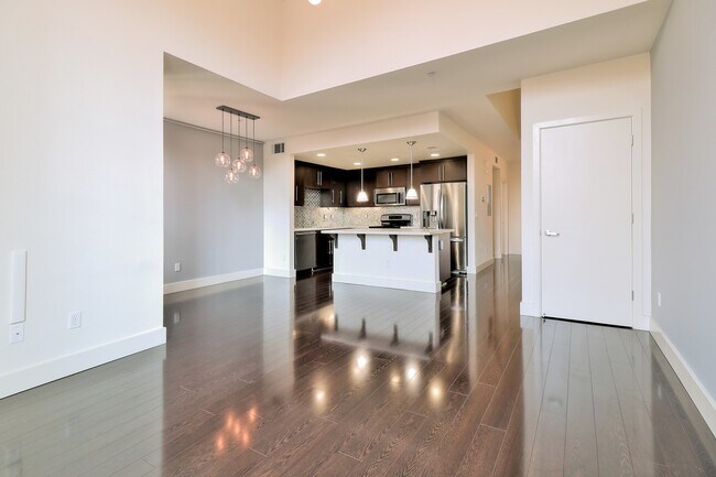 Foto del edificio - LUXURIOUSLY APPOINTED 3 BEDROOM / 3 BATH CONDO IN DOWNTOWN SJ