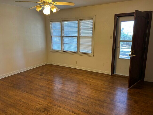 Foto del edificio - 2501 Robin Hood Dr